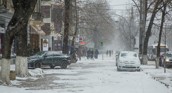 FOTO // Ninge în Moldova. Cum se circulă pe drumurile naționale și în Capitală